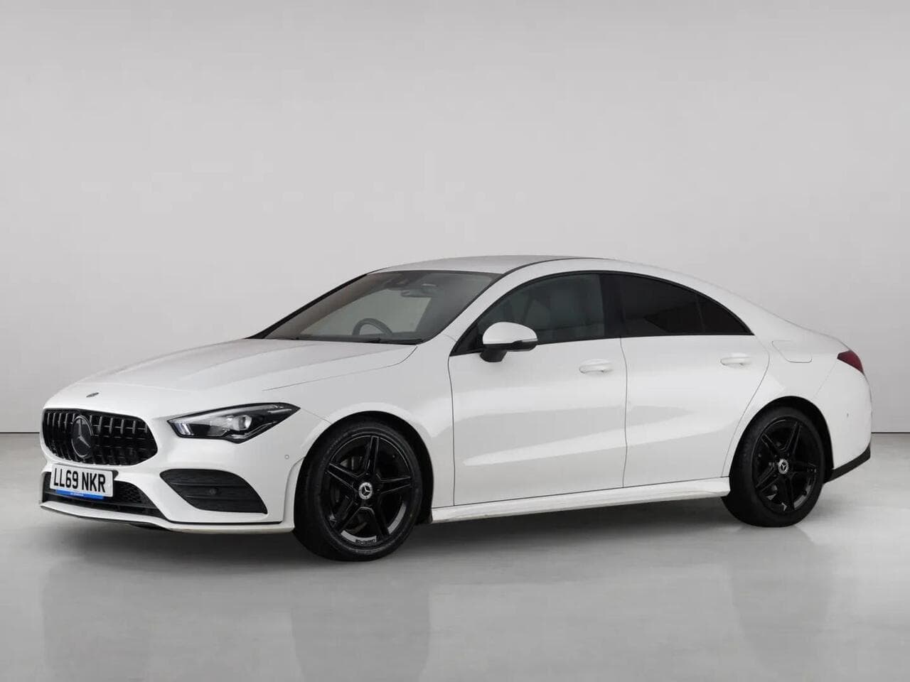 Mercedes-Benz CLA thumbnail Front Left