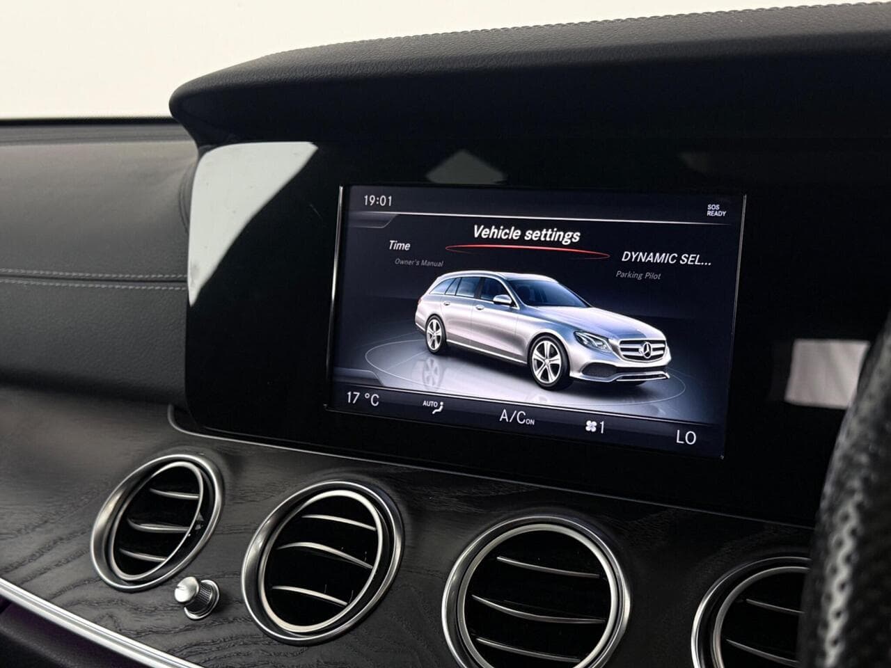 Mercedes-Benz E Class thumbnail Infotainment System