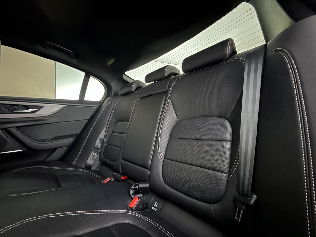 Jaguar XE thumbnail Seats Rear