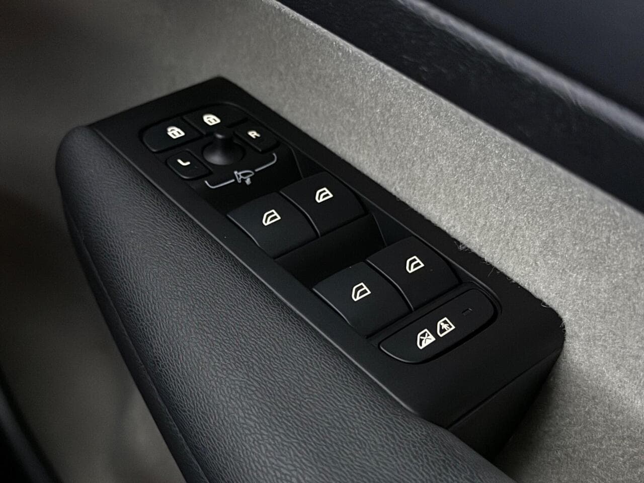 Volvo XC40 thumbnail Misc Controls