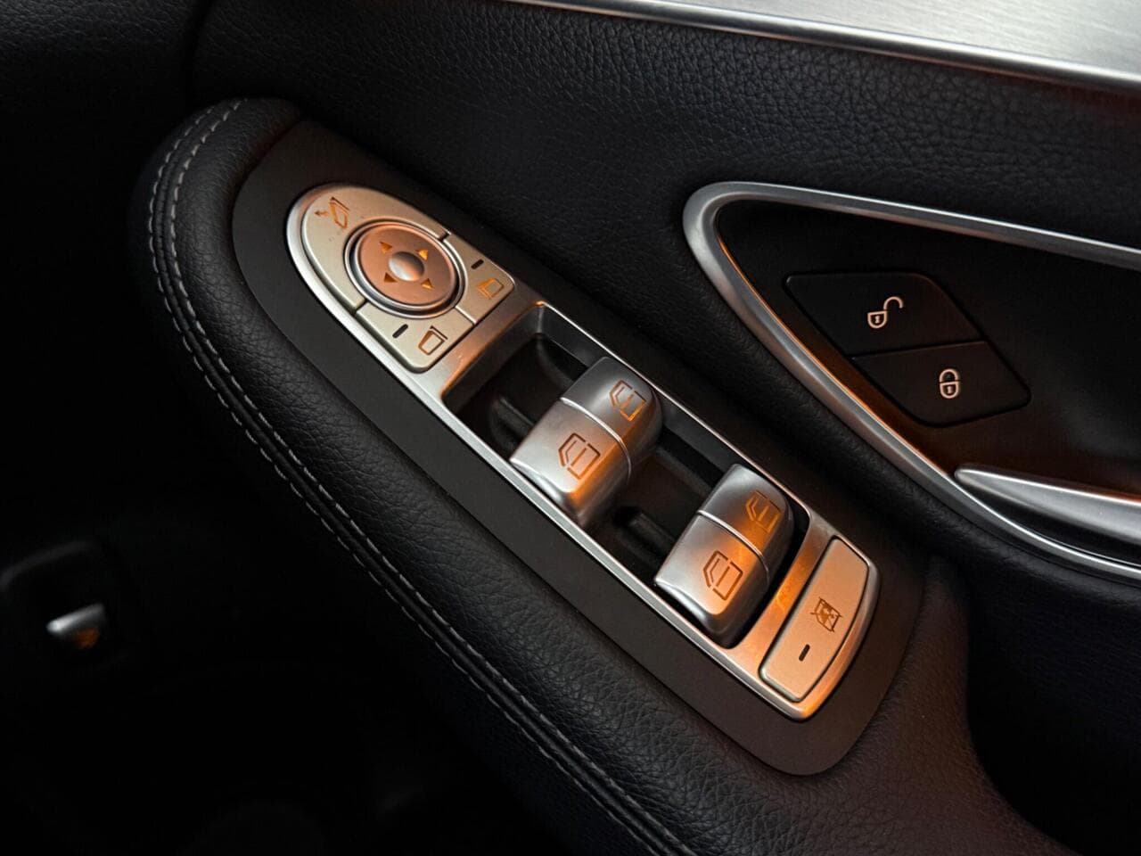 Mercedes-Benz C Class thumbnail Door Interior