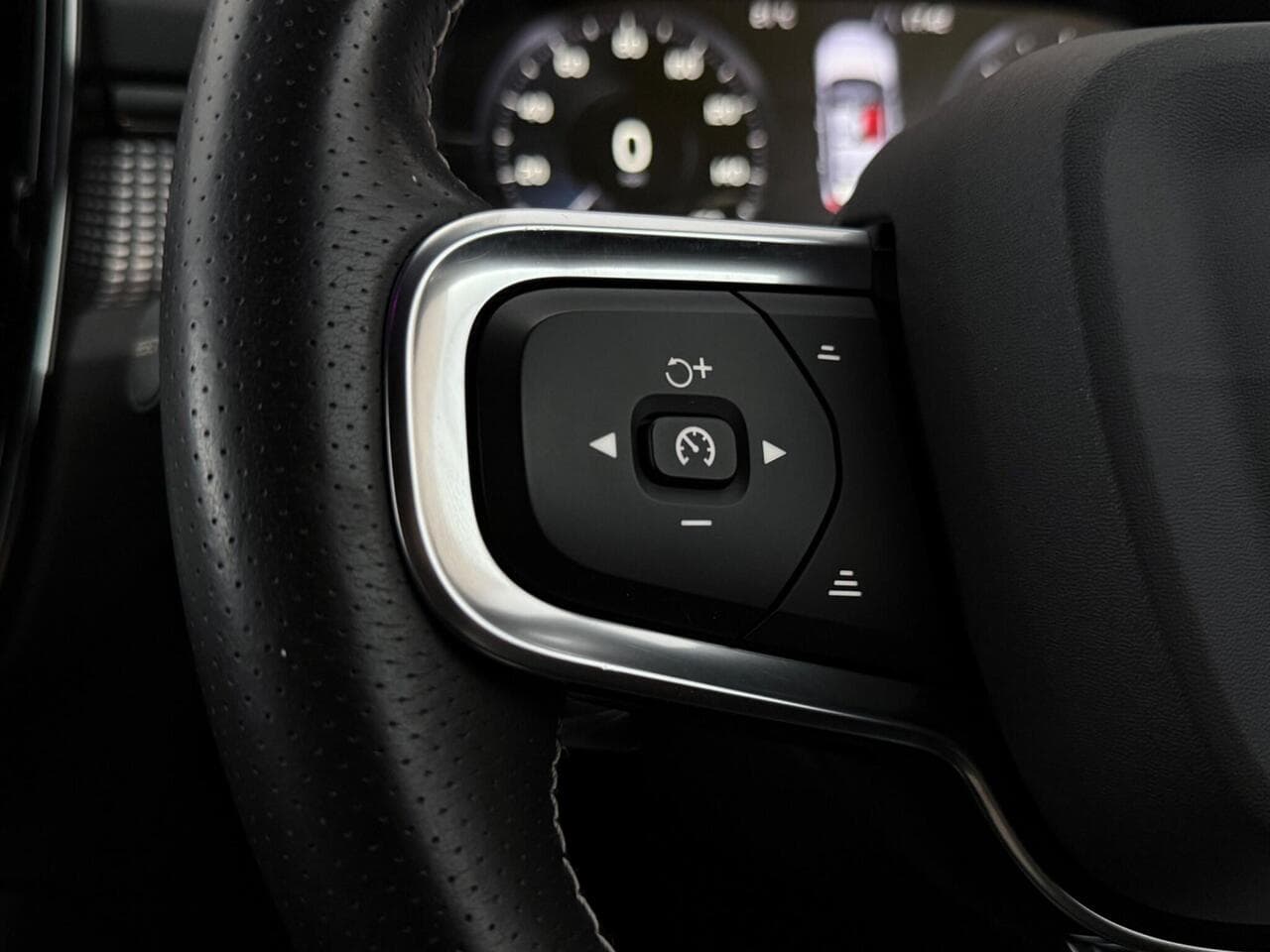 Volvo XC40 thumbnail Misc Controls
