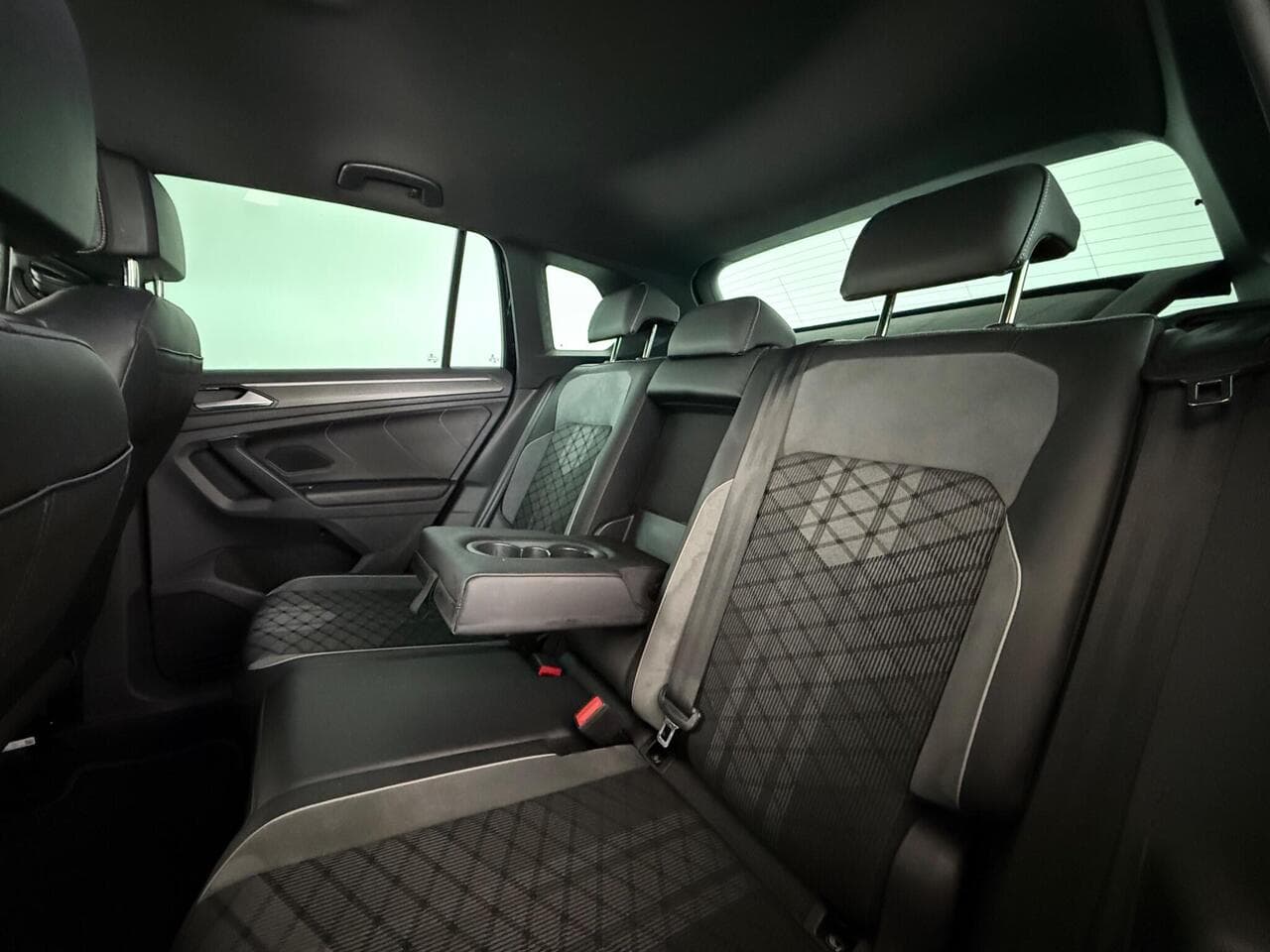 Volkswagen Tiguan thumbnail Seats Rear