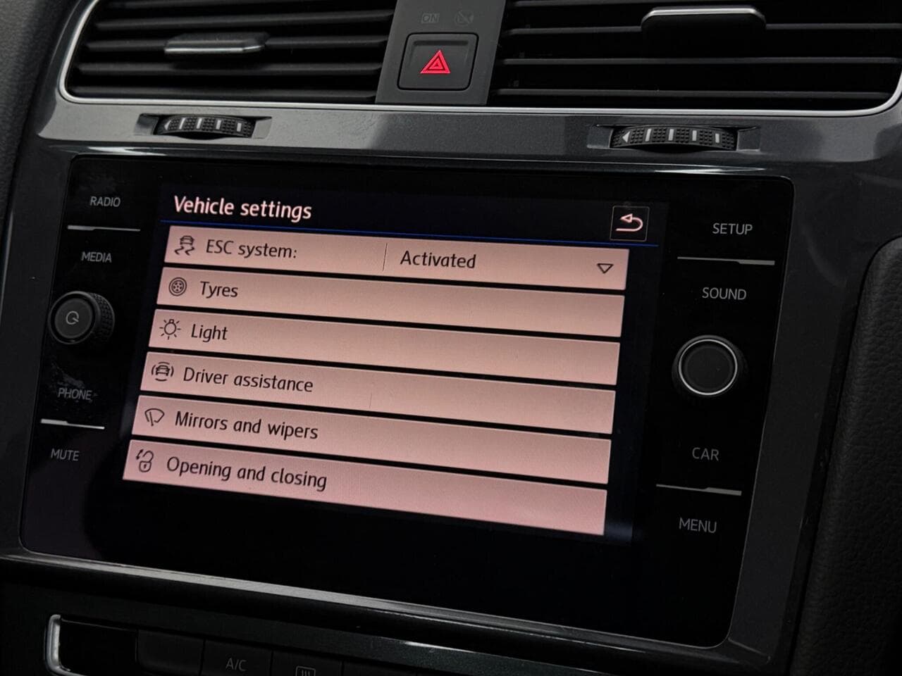Volkswagen Golf thumbnail Infotainment System