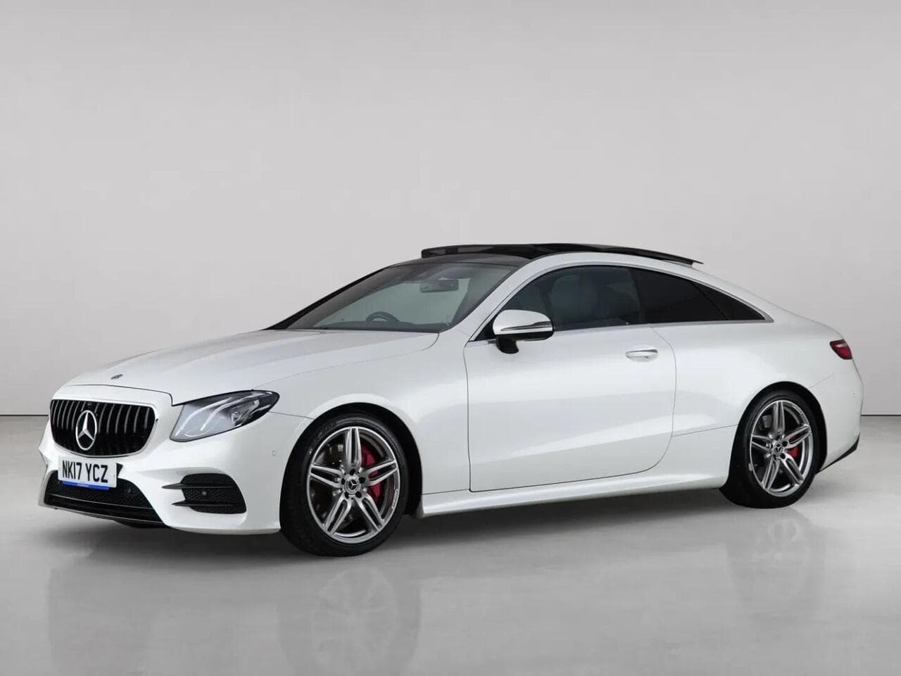 Mercedes-Benz E Class thumbnail Front Left