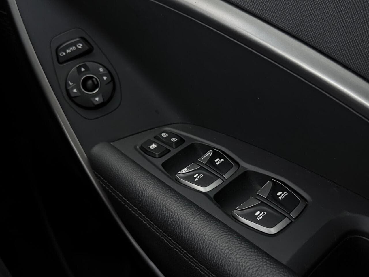Hyundai Santa Fe thumbnail Door Interior