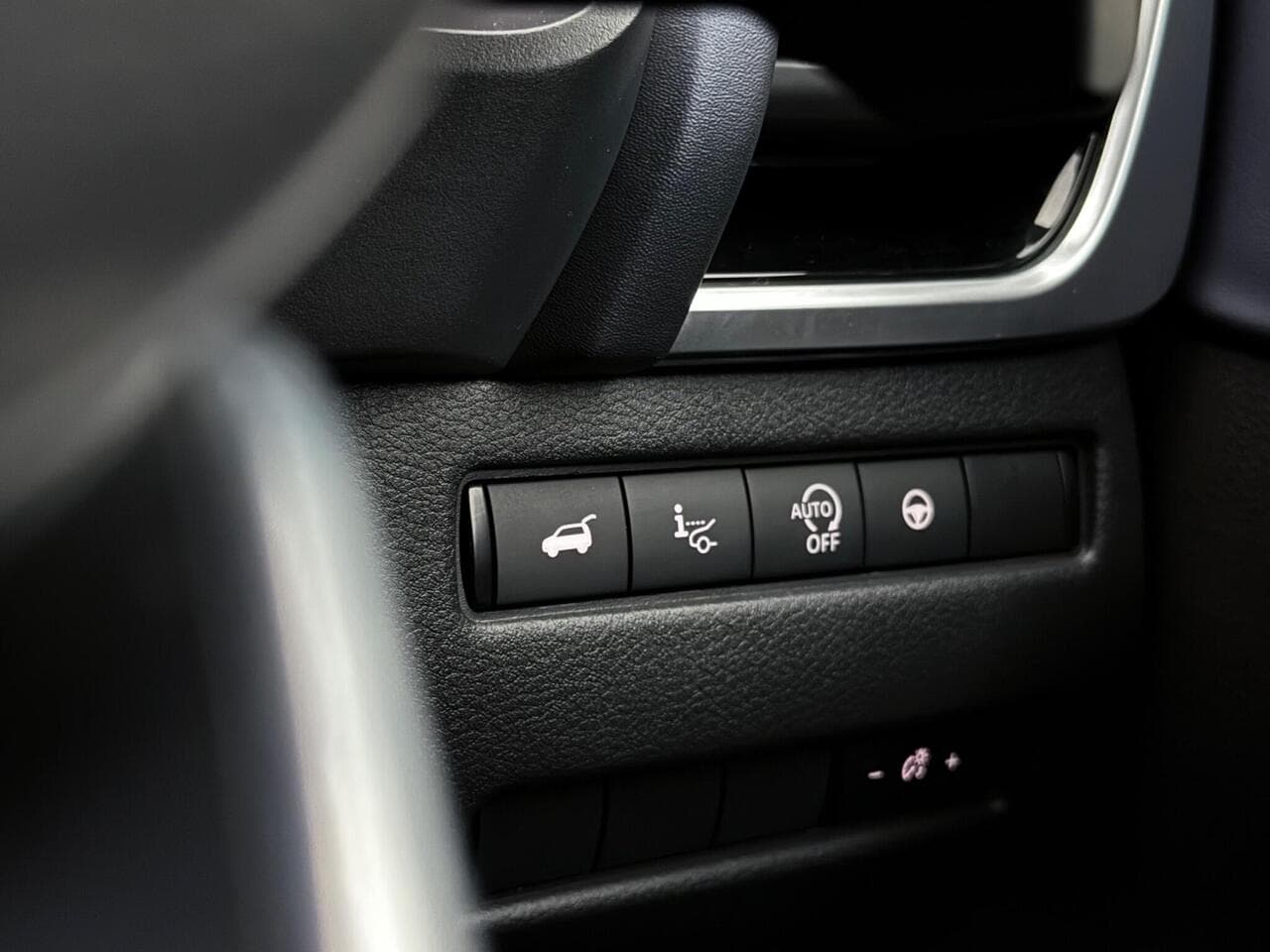 Nissan Qashqai thumbnail Misc Controls