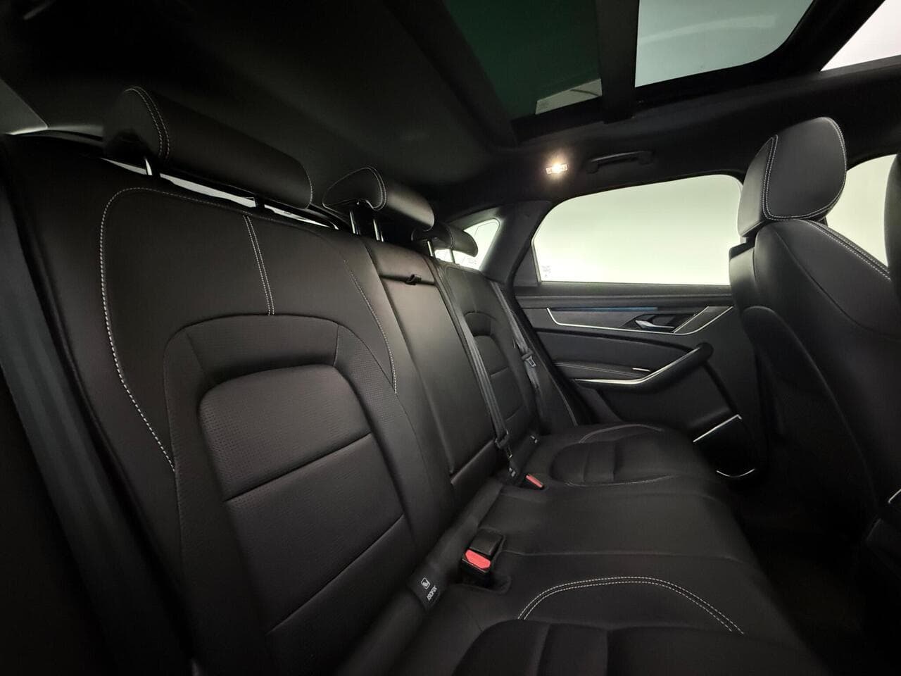 Jaguar F-PACE thumbnail Seats Rear