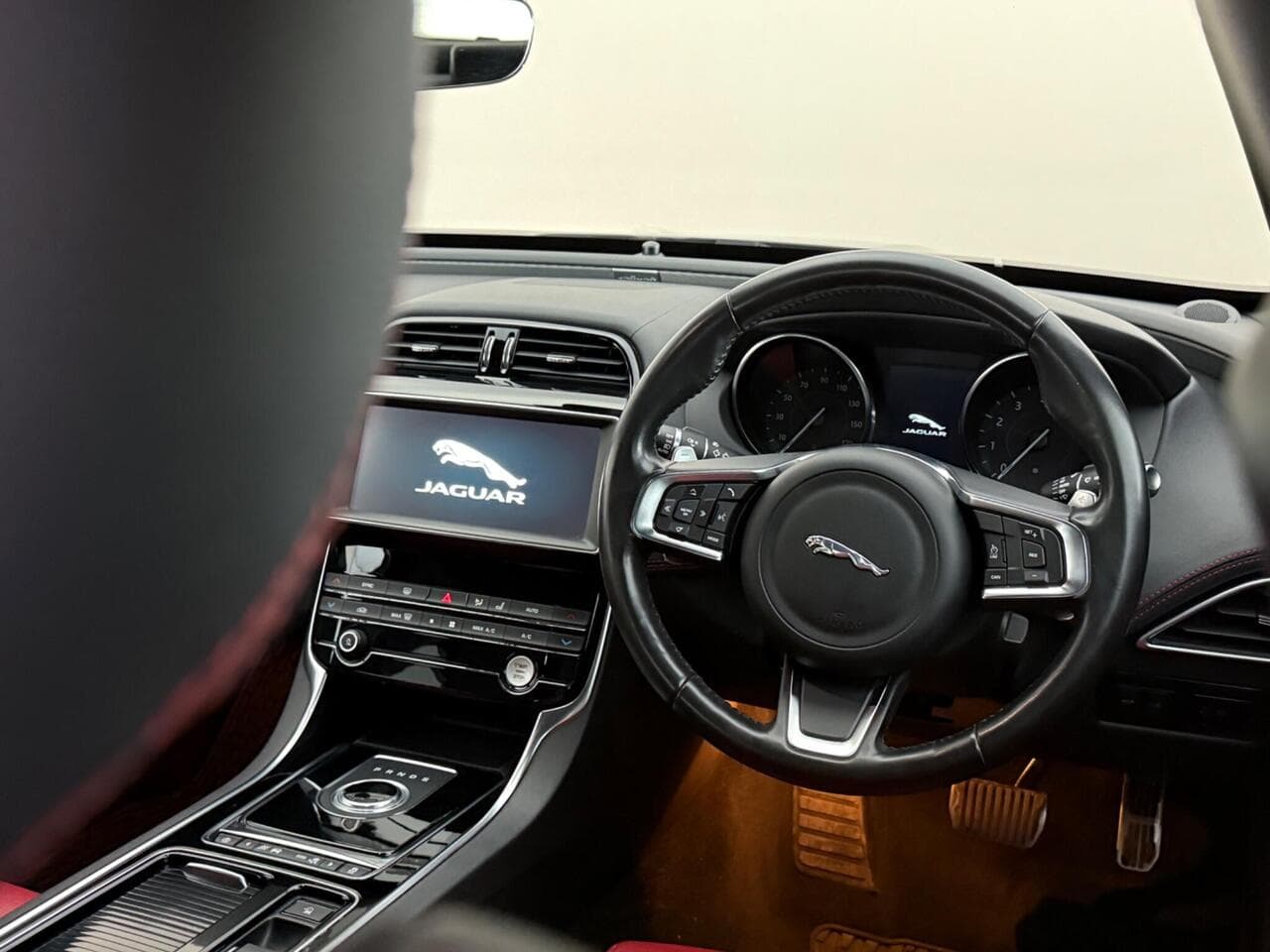 Jaguar XE thumbnail Steering Wheel