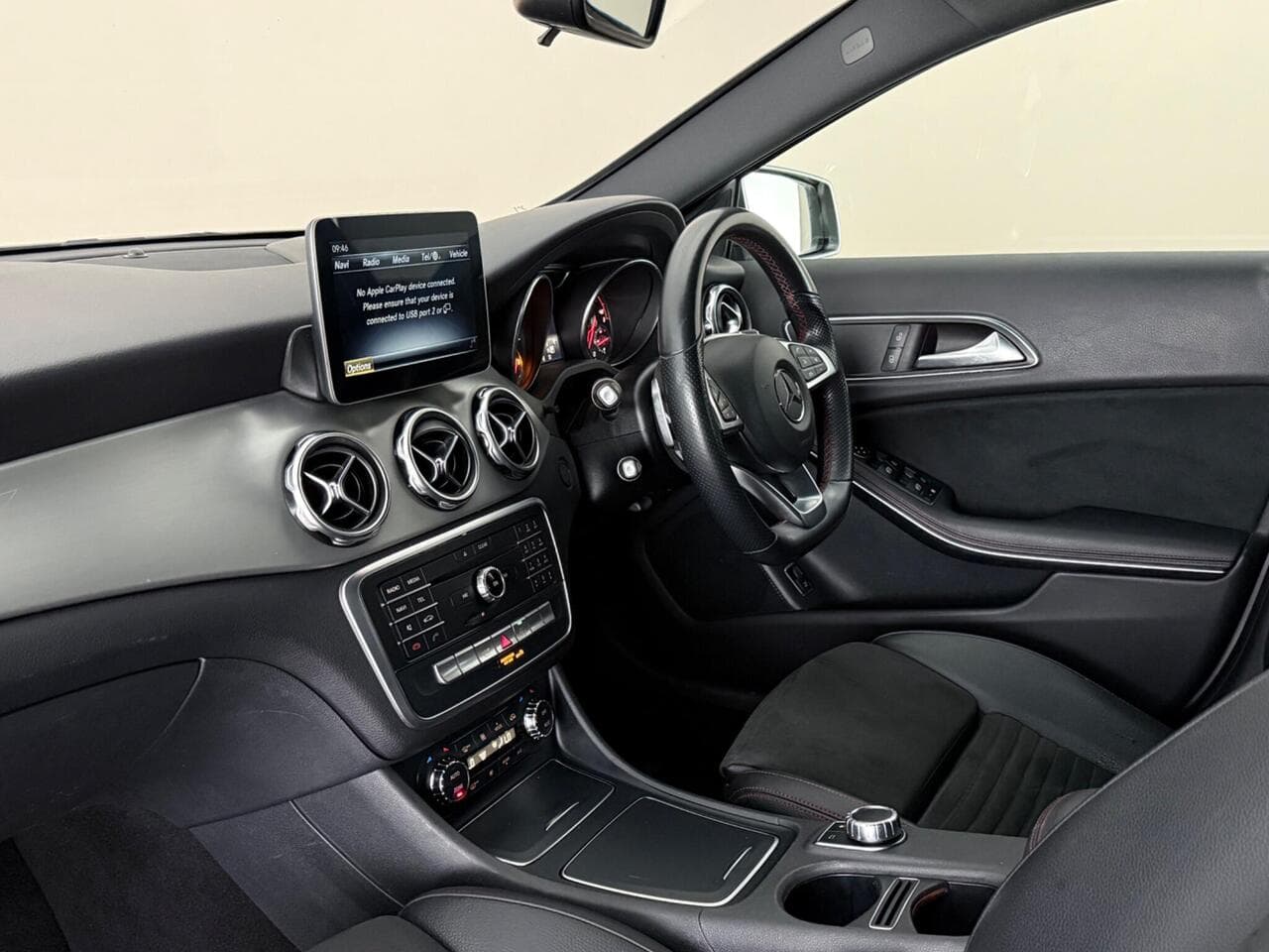 Mercedes-Benz GLA thumbnail Interior Front