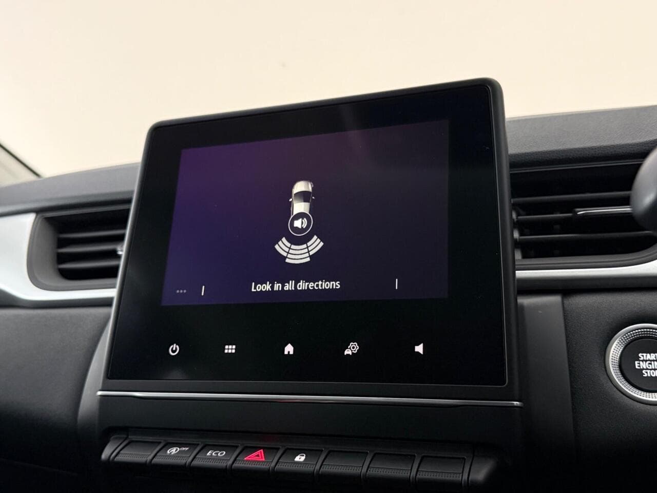 Renault Captur thumbnail Infotainment System