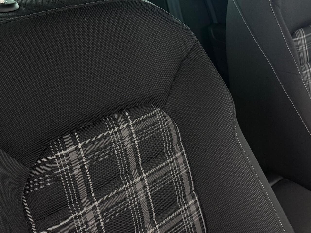 Volkswagen Golf thumbnail Seat Driver