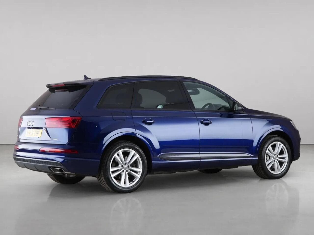 Audi Q7 thumbnail Side Right