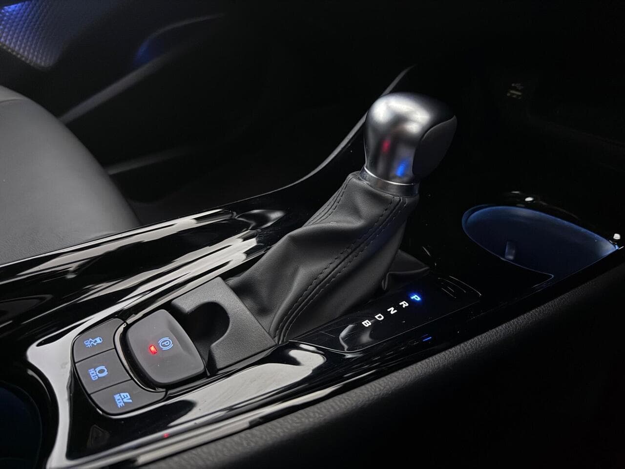Toyota C-HR thumbnail Interior Front
