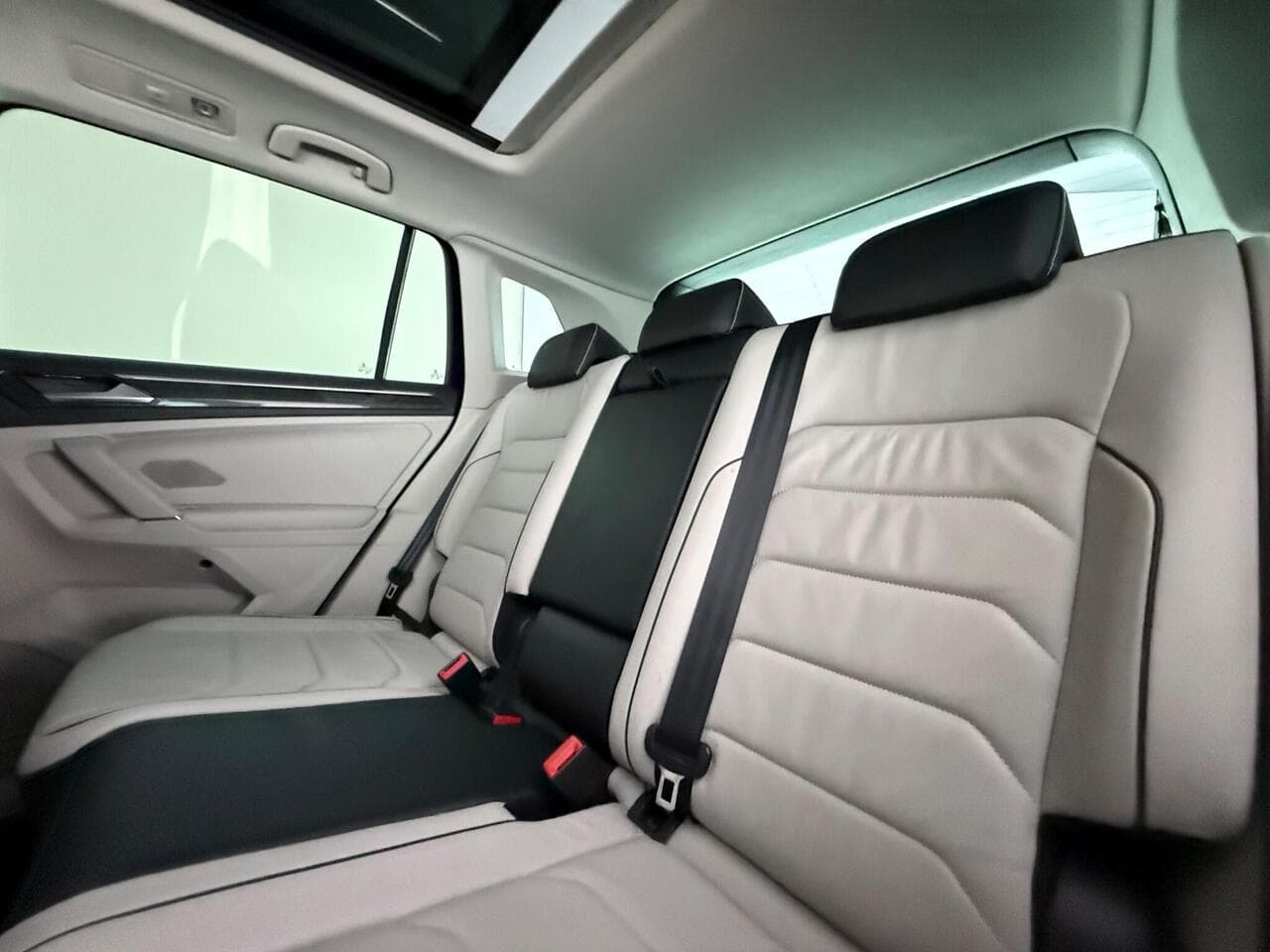 Volkswagen Tiguan thumbnail Seats Rear
