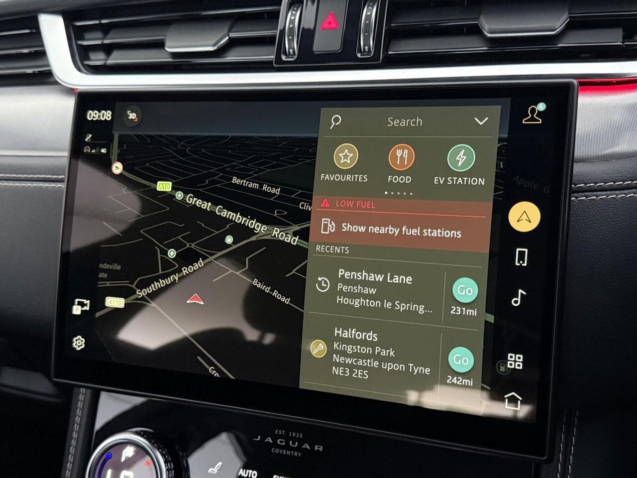 Jaguar F-PACE thumbnail Infotainment System