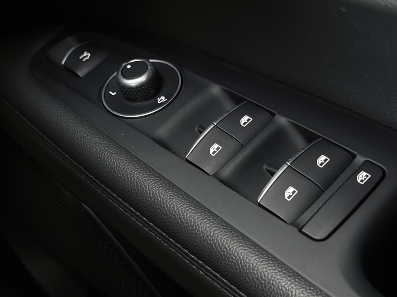 Alfa Romeo Stelvio thumbnail Misc Controls
