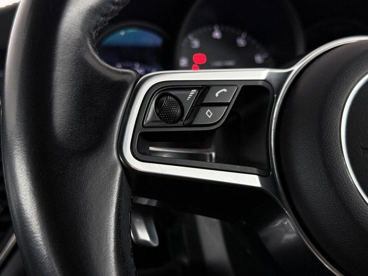 Porsche Macan thumbnail Misc Controls