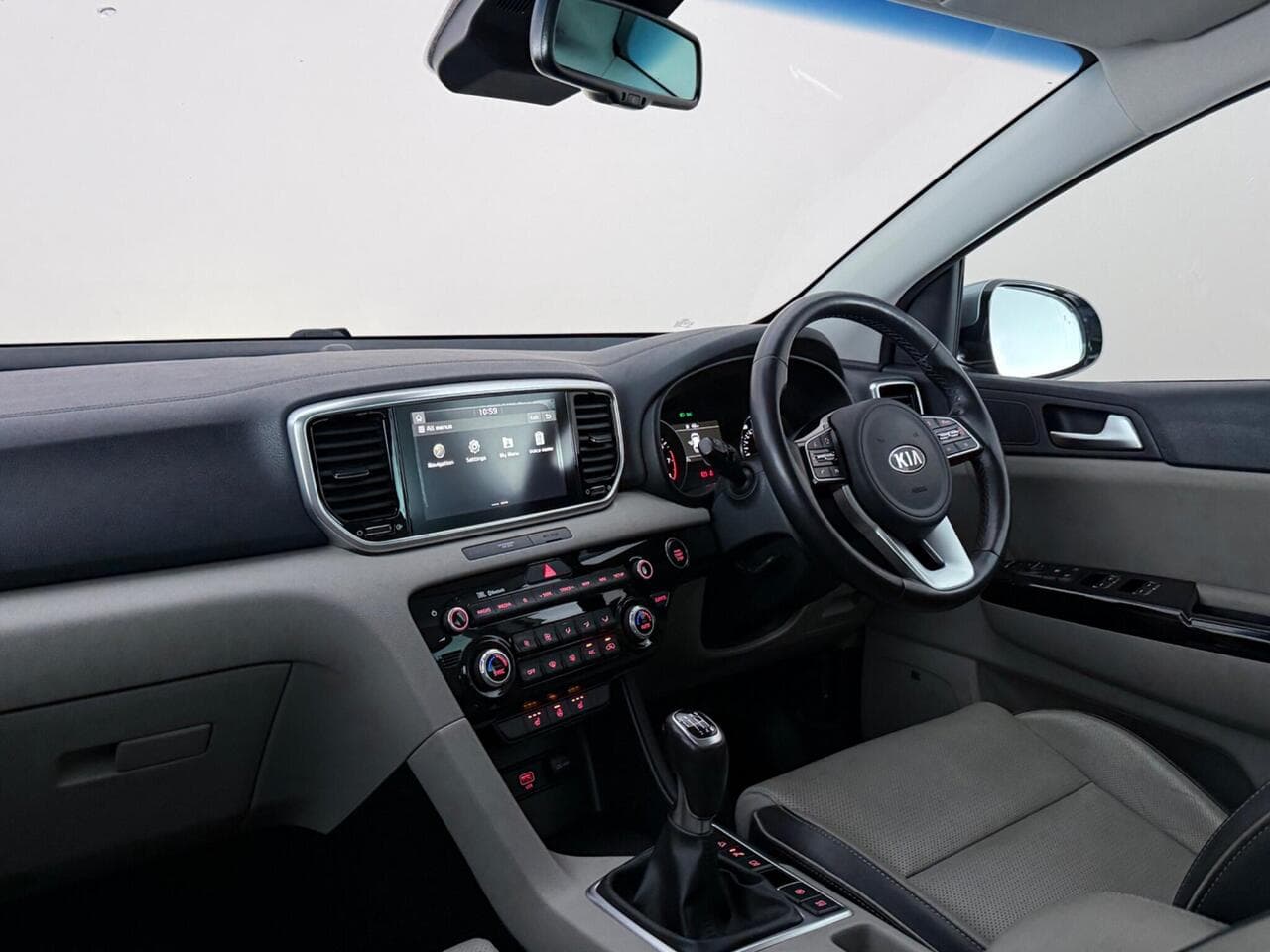 Kia Sportage thumbnail Interior Front