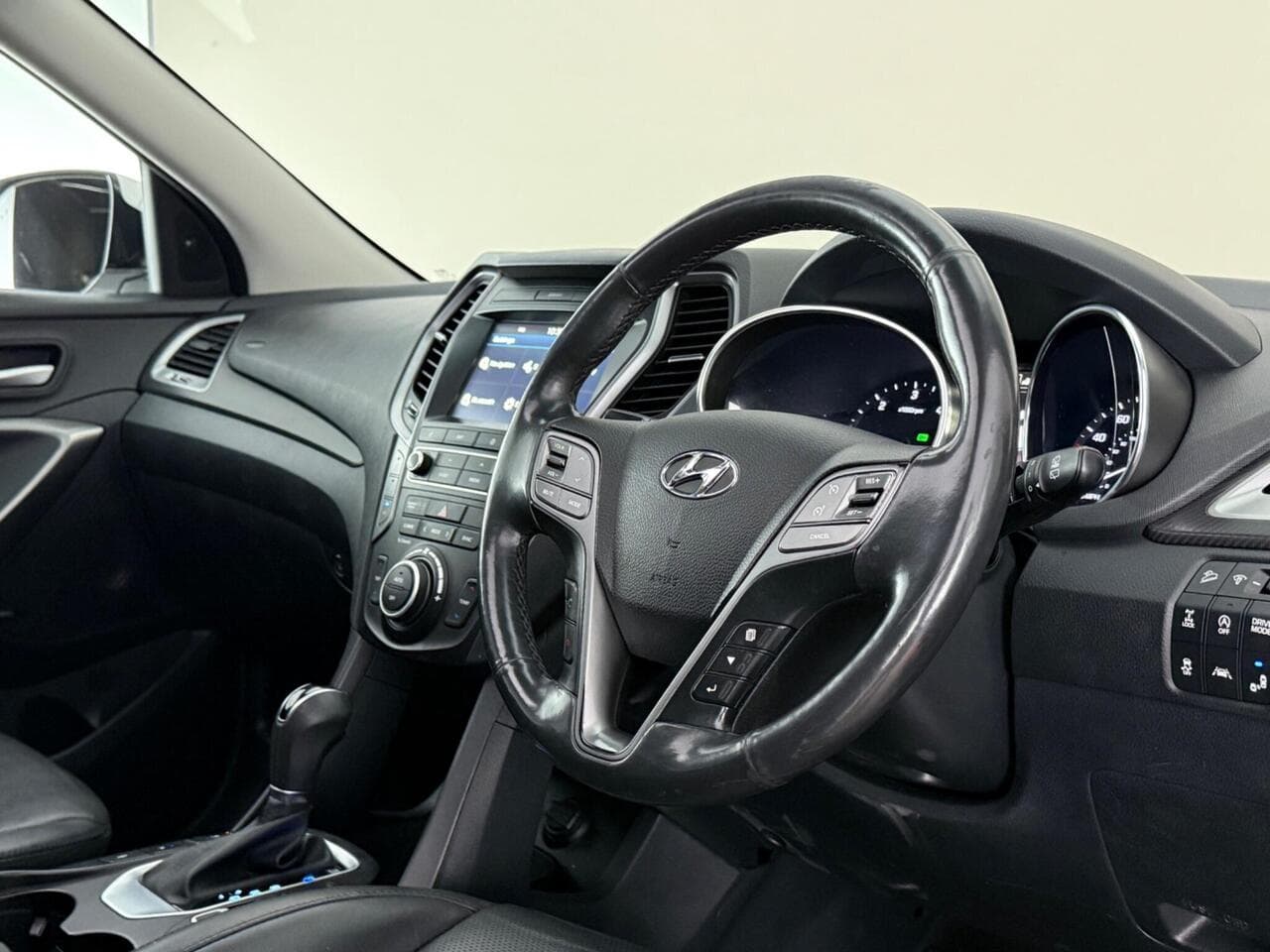 Hyundai Santa Fe thumbnail Interior Front
