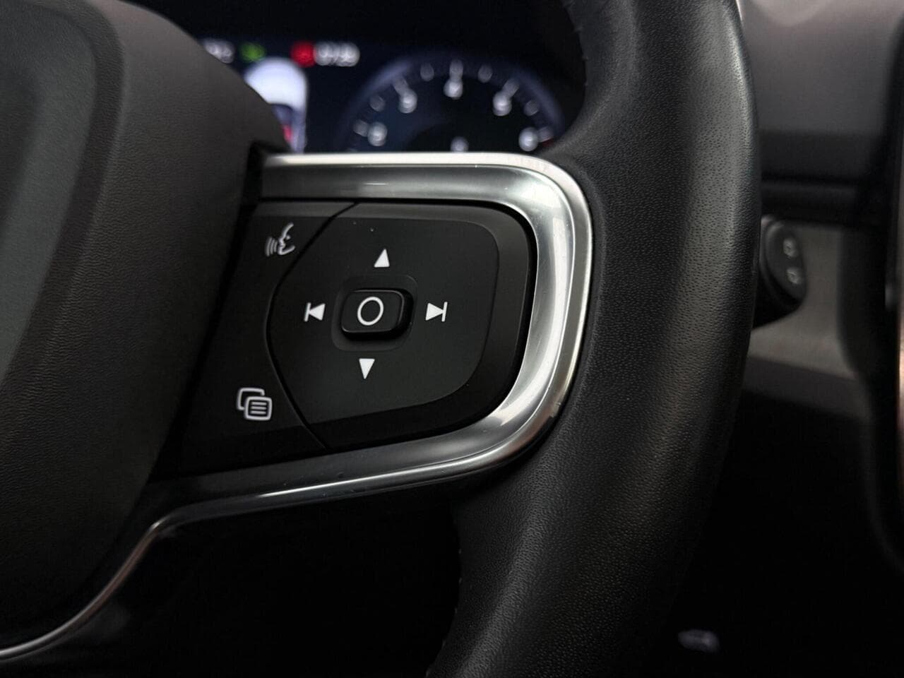 Volvo XC40 thumbnail Misc Controls