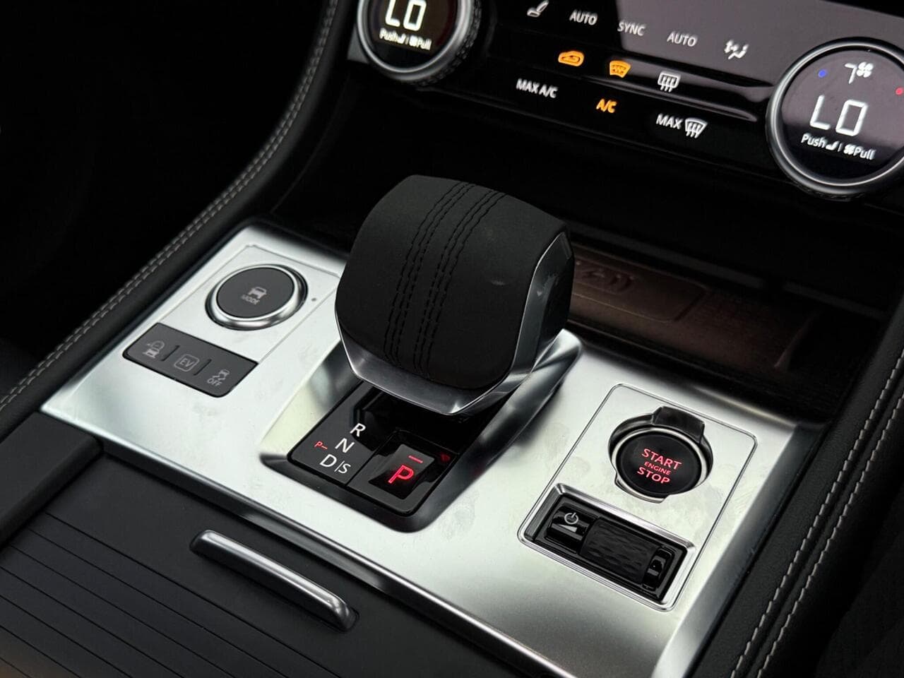 Jaguar F-PACE thumbnail Interior Front