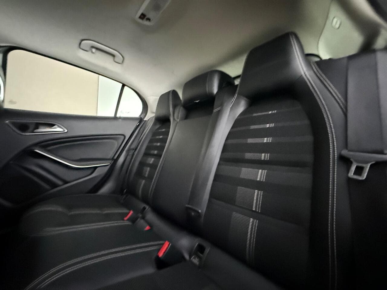 Mercedes-Benz GLA thumbnail Seats Rear