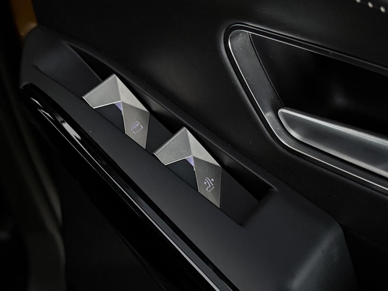 DS AUTOMOBILES DS 7 CROSSBACK thumbnail Badge Exterior
