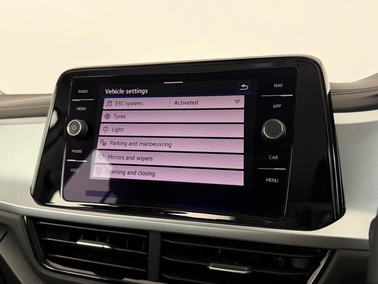 Volkswagen T-Roc thumbnail Infotainment System