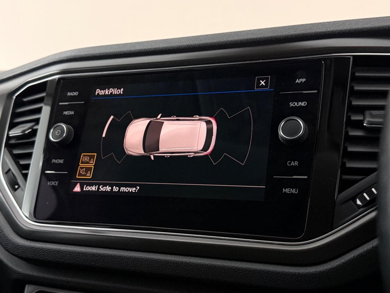 Volkswagen T-Roc thumbnail Infotainment System