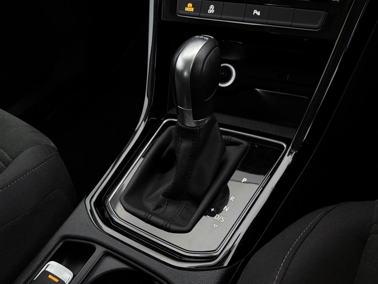Volkswagen Touran thumbnail Interior Front