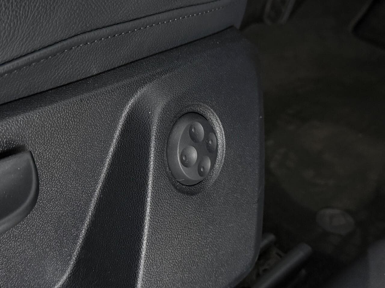 Audi Q2 thumbnail Misc Controls