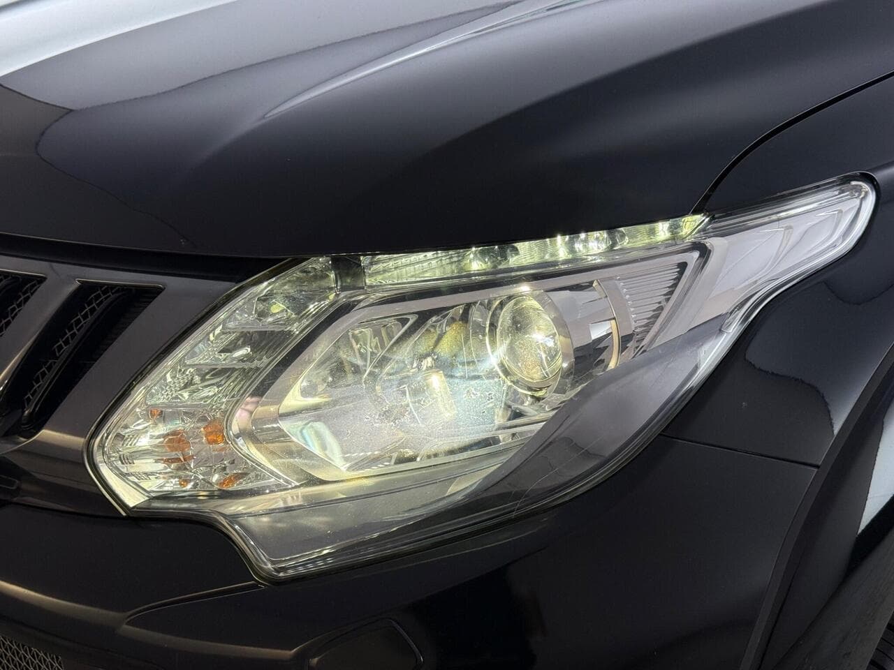 Mitsubishi L200 thumbnail Lights Front