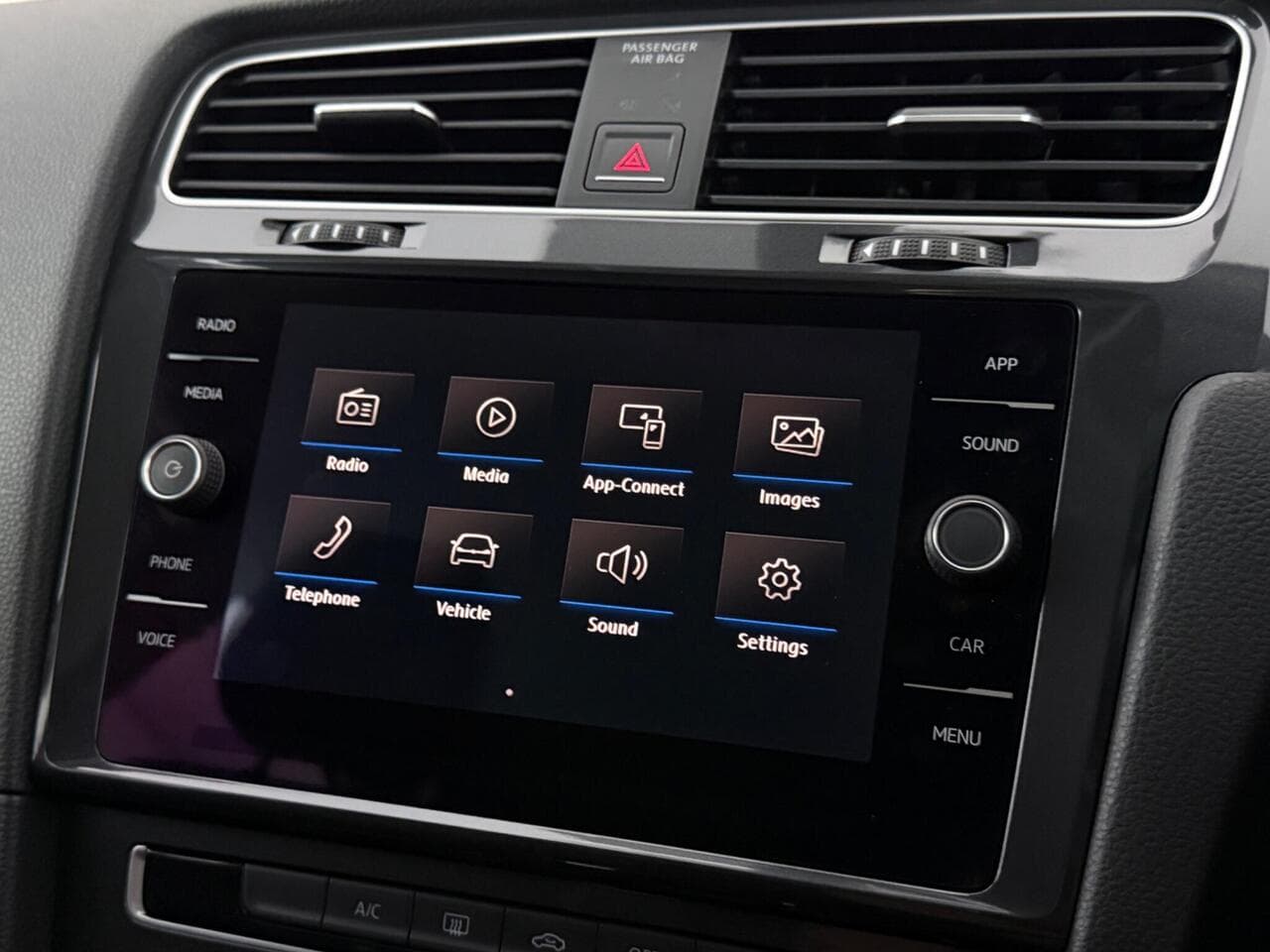 Volkswagen Golf thumbnail Infotainment System
