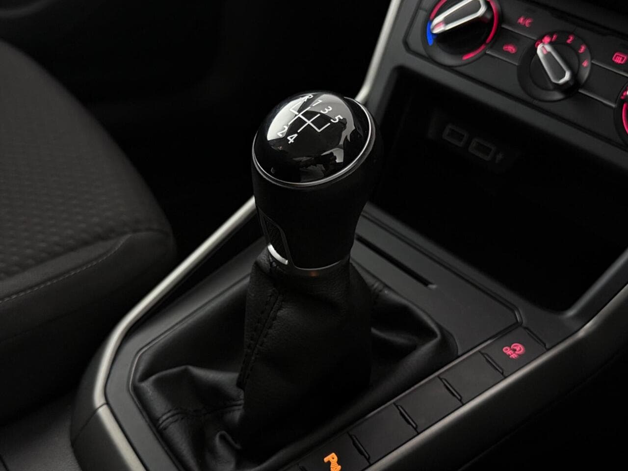 Volkswagen Polo thumbnail Interior Front
