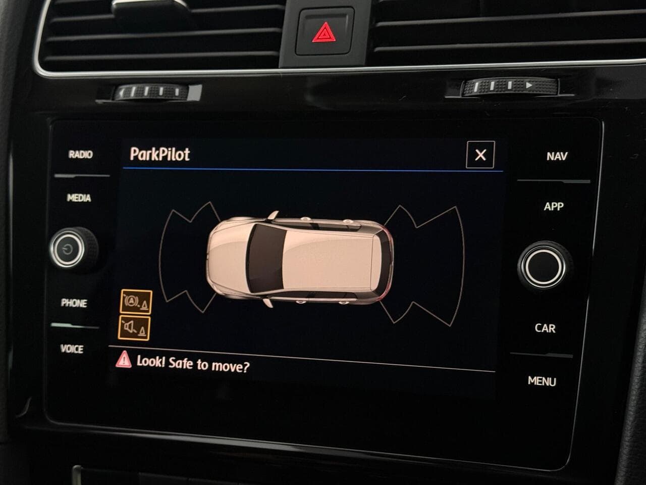 Volkswagen Golf thumbnail Infotainment System