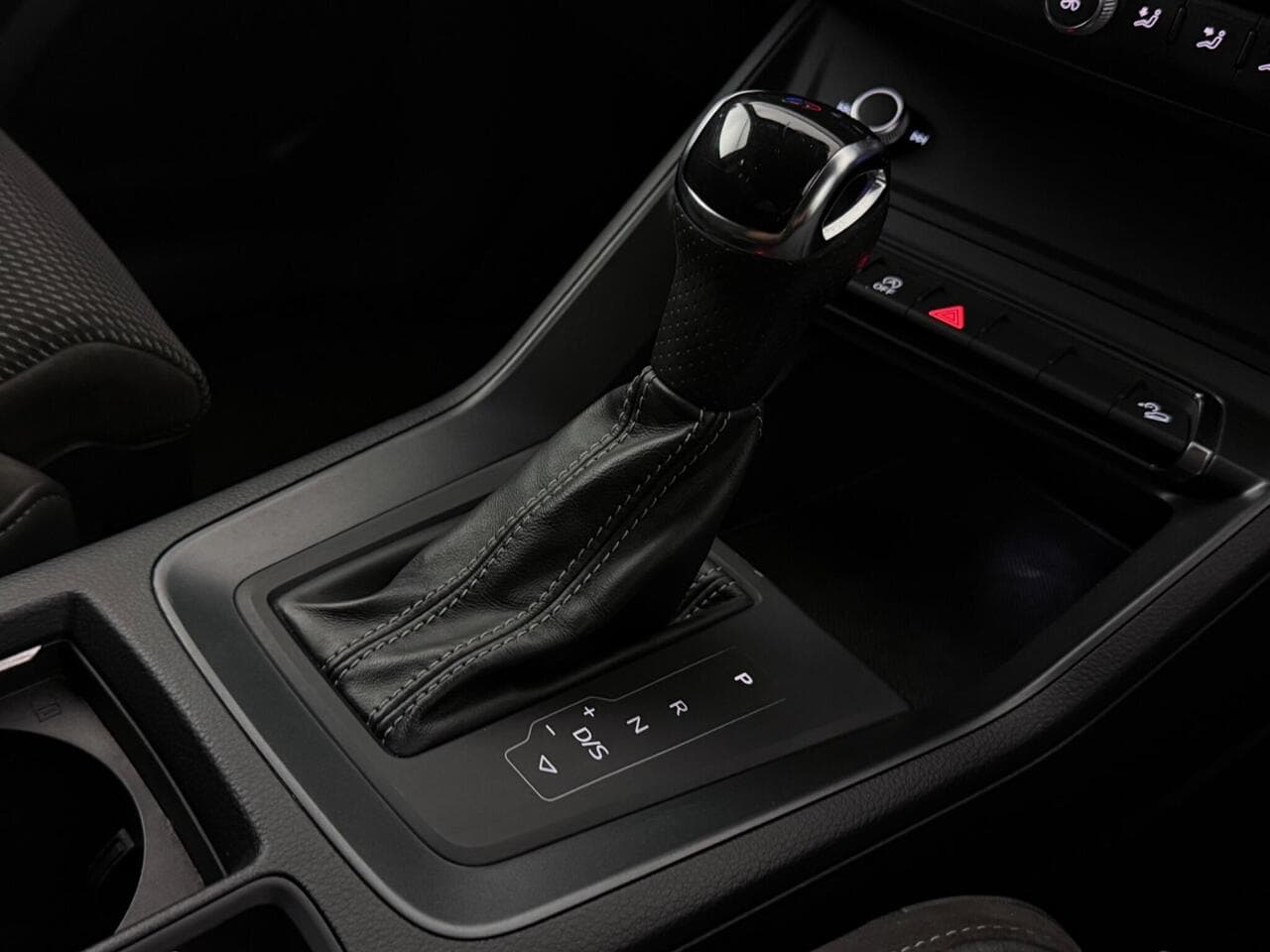 Audi Q3 thumbnail Interior Front