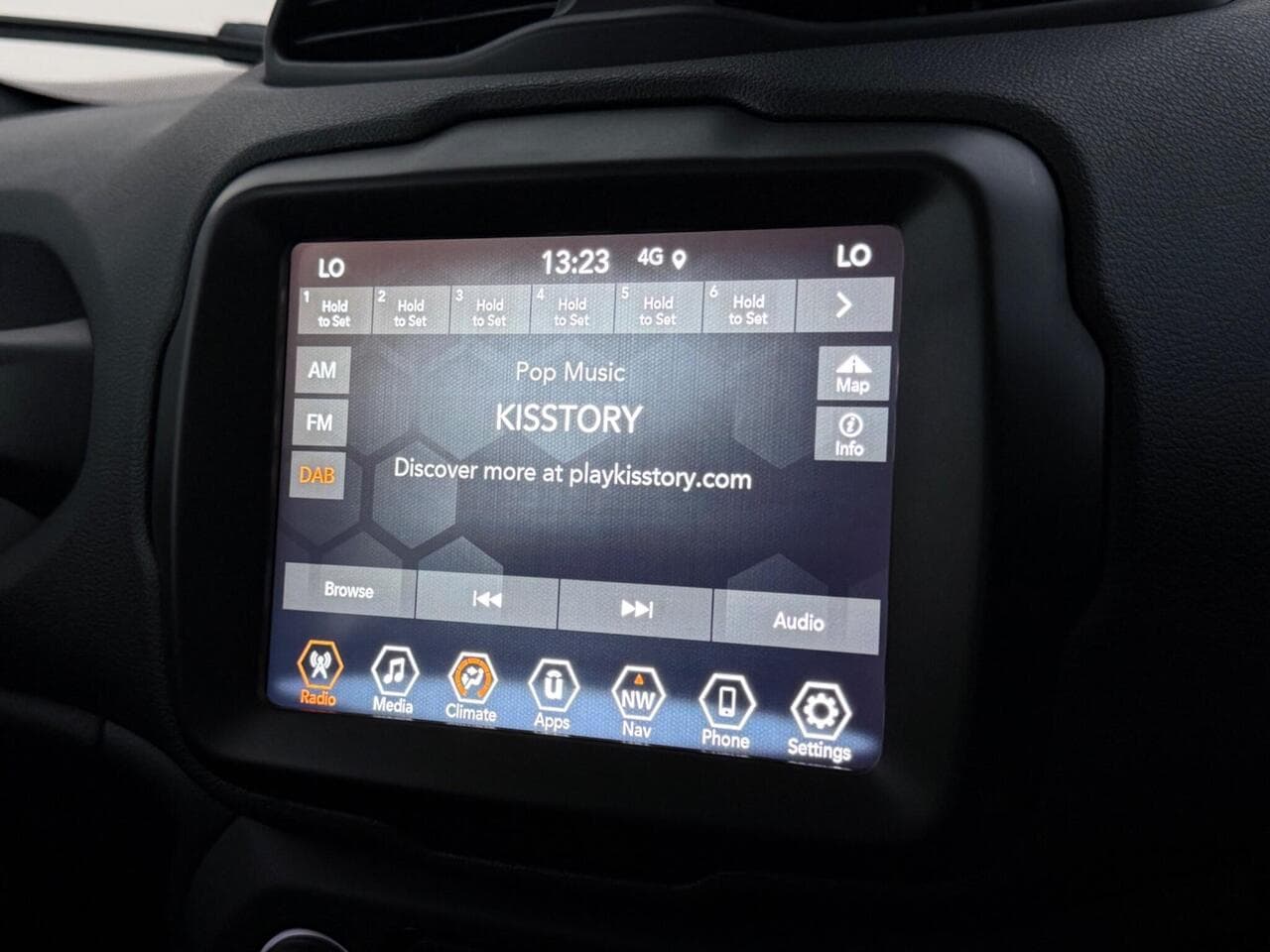 Jeep Renegade thumbnail Infotainment System