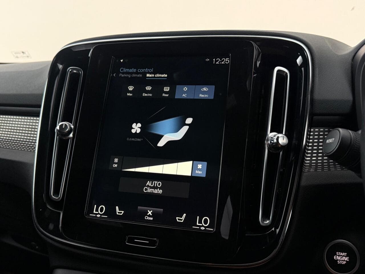 Volvo XC40 thumbnail Infotainment System