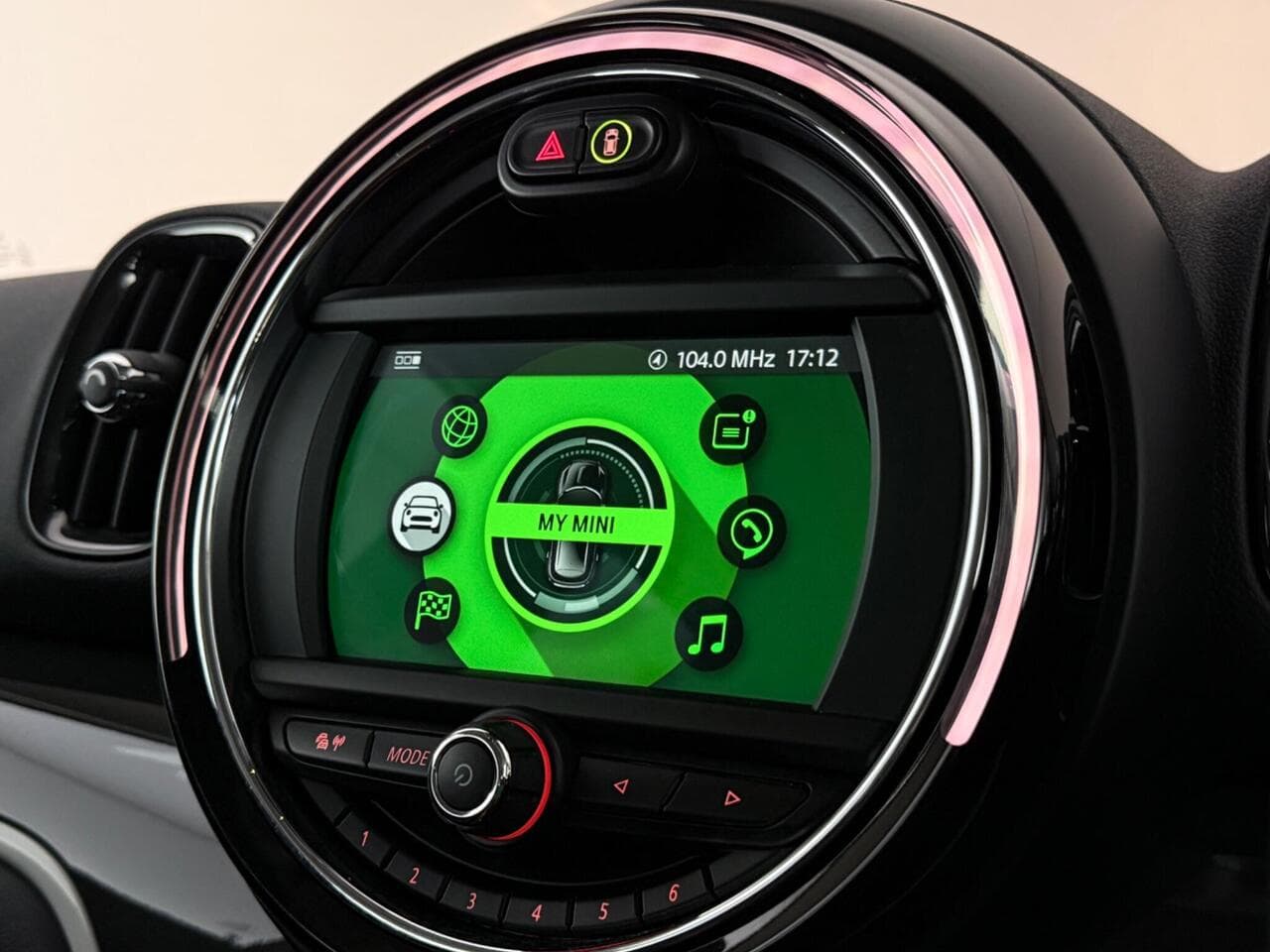 MINI Countryman thumbnail Infotainment System