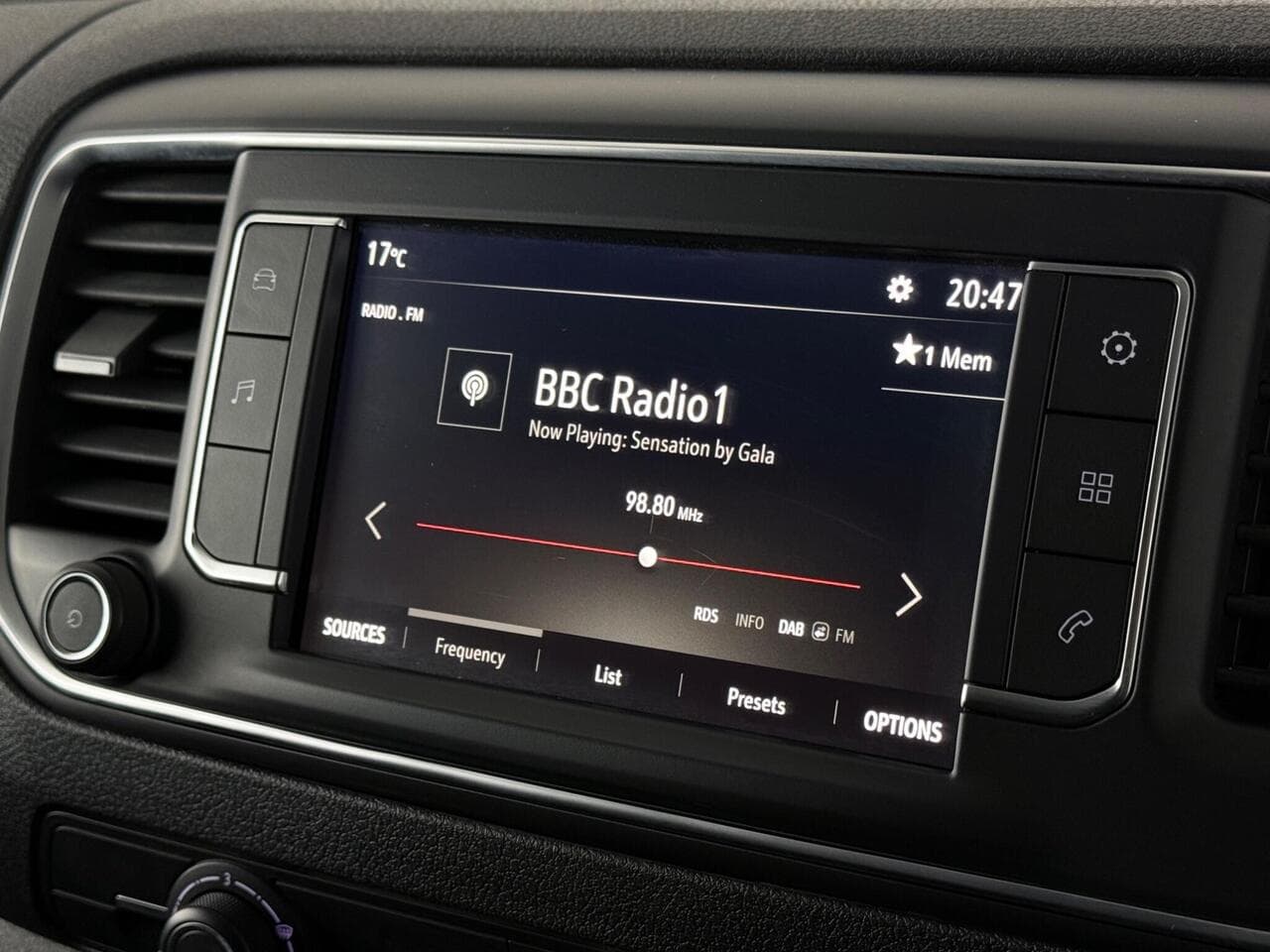 Vauxhall Vivaro thumbnail Infotainment System