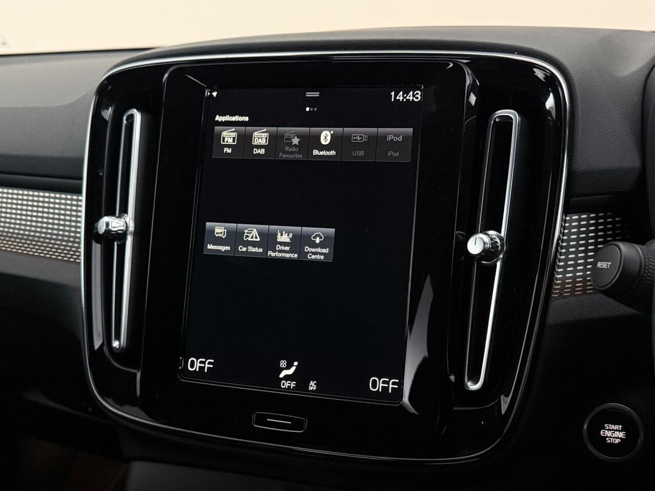 Volvo XC40 thumbnail Infotainment System