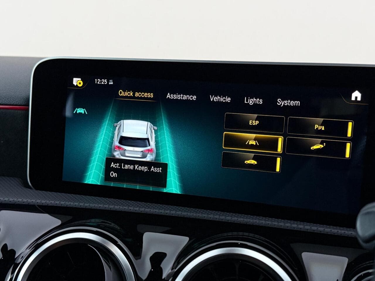Mercedes-Benz A Class thumbnail Infotainment System