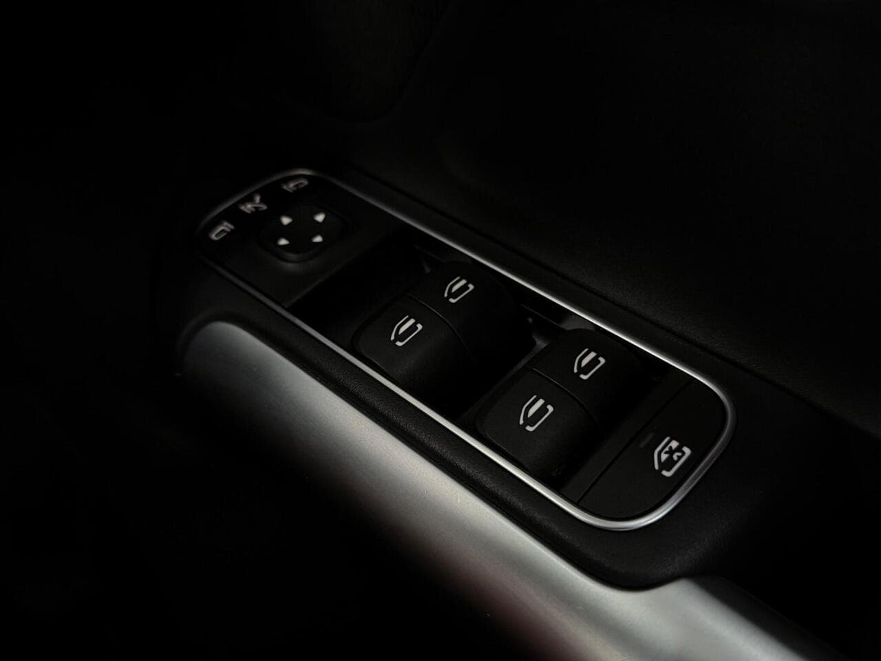 Mercedes-Benz GLA thumbnail Misc Controls