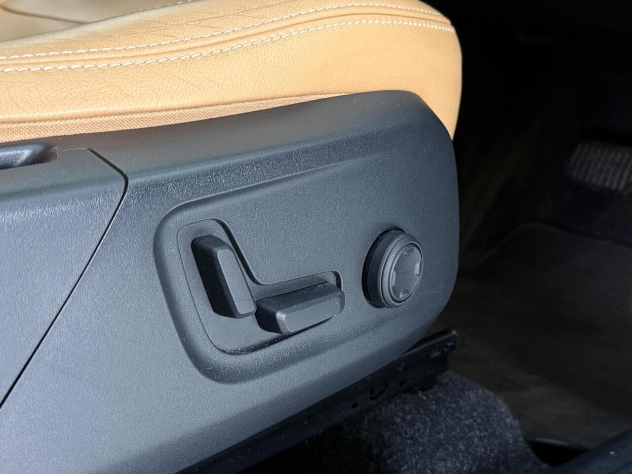 Volvo XC40 thumbnail Misc Controls
