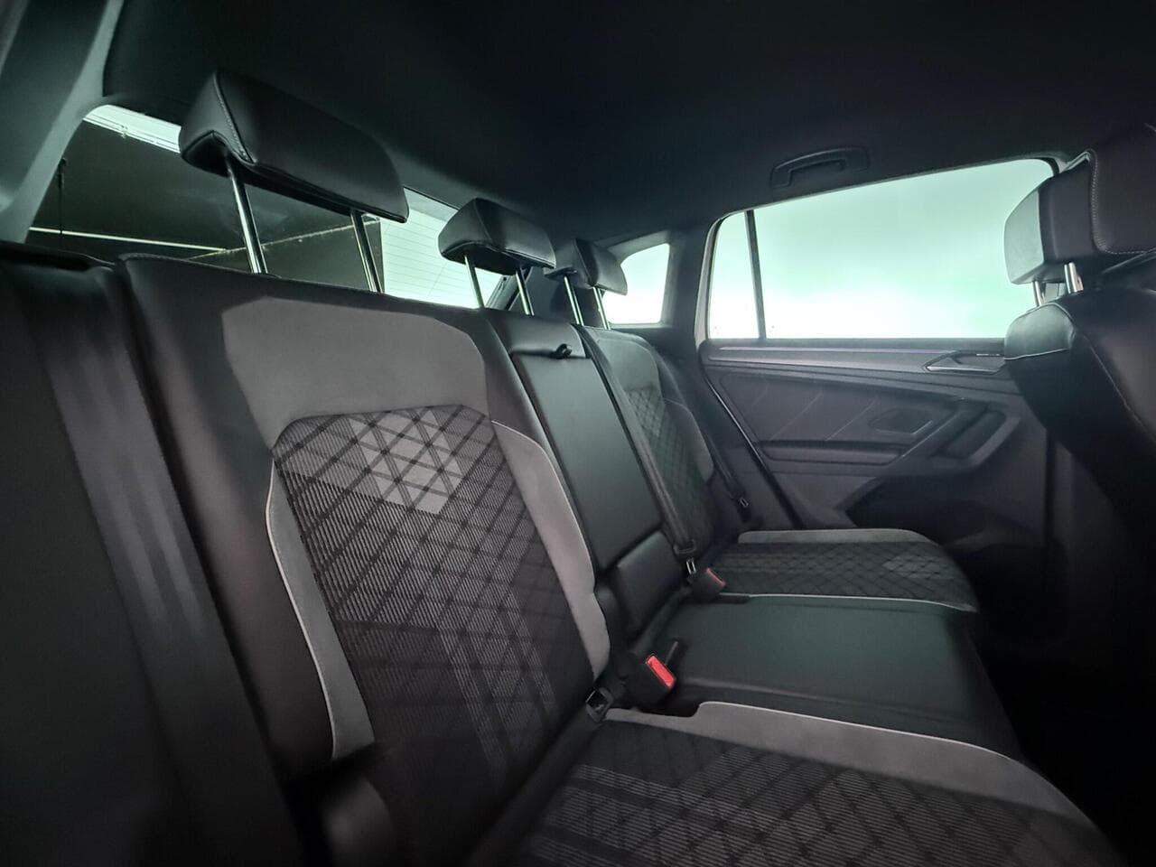 Volkswagen Tiguan thumbnail Seats Rear