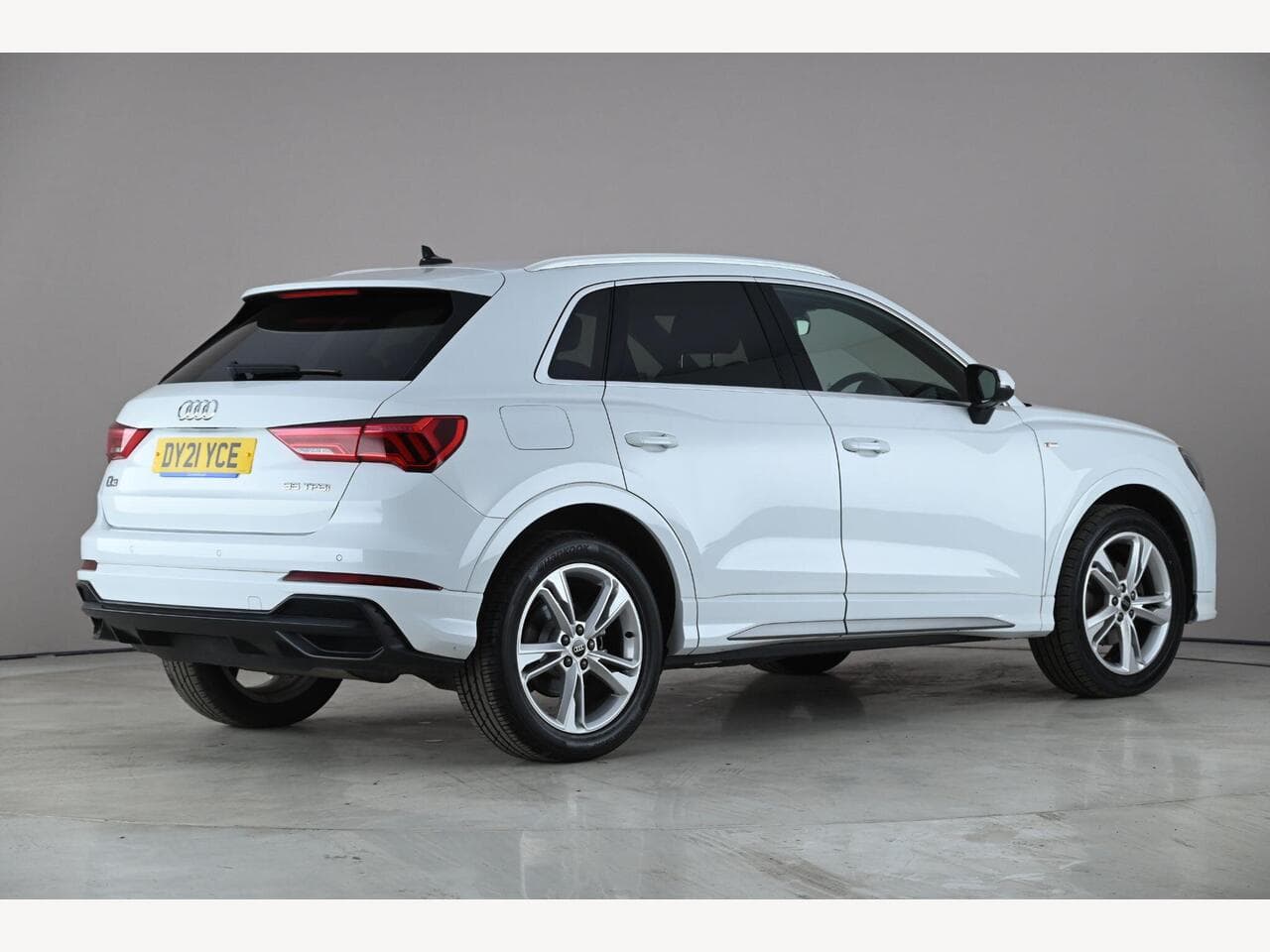Audi Q3 thumbnail Rear Right