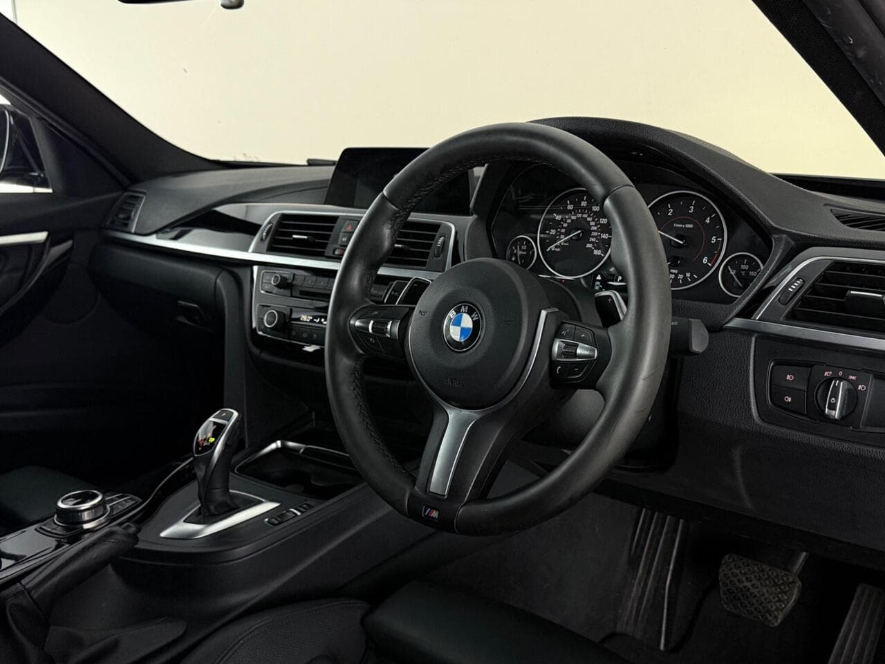 BMW 3 Series thumbnail Interior Front