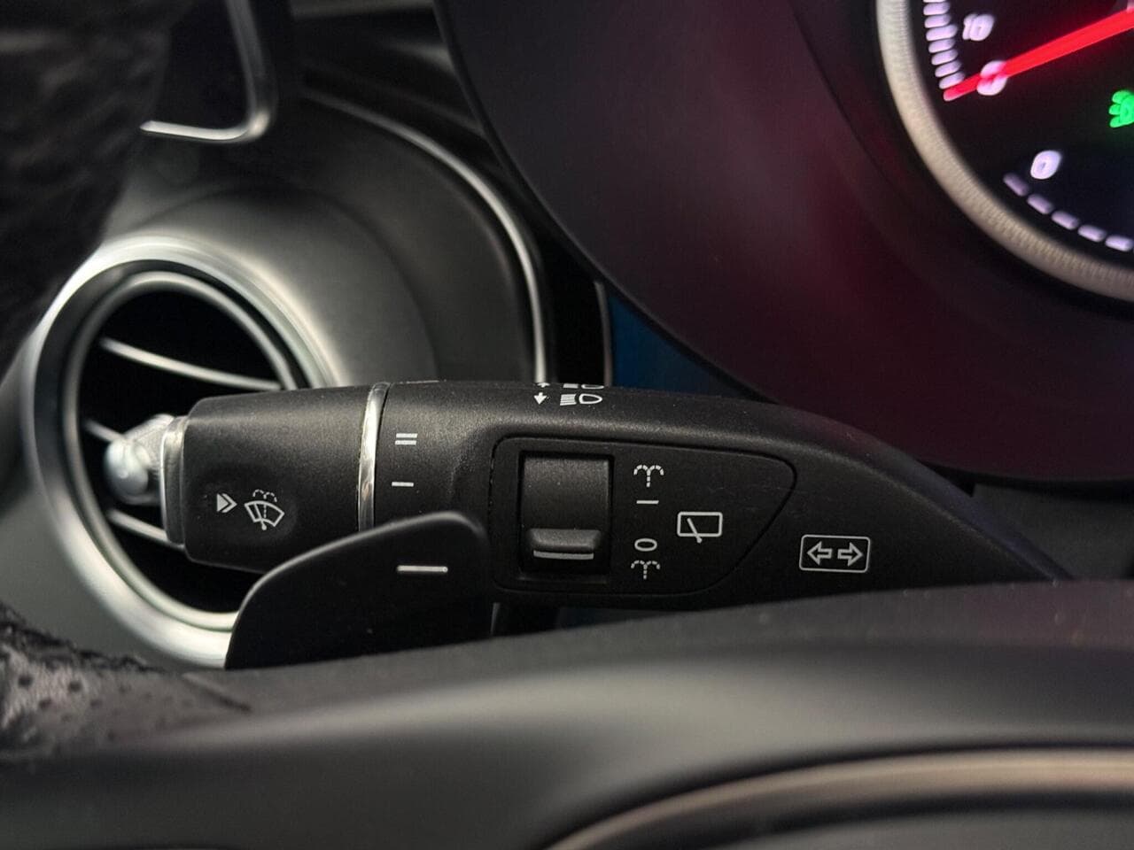 Mercedes-Benz GLC thumbnail Misc Controls