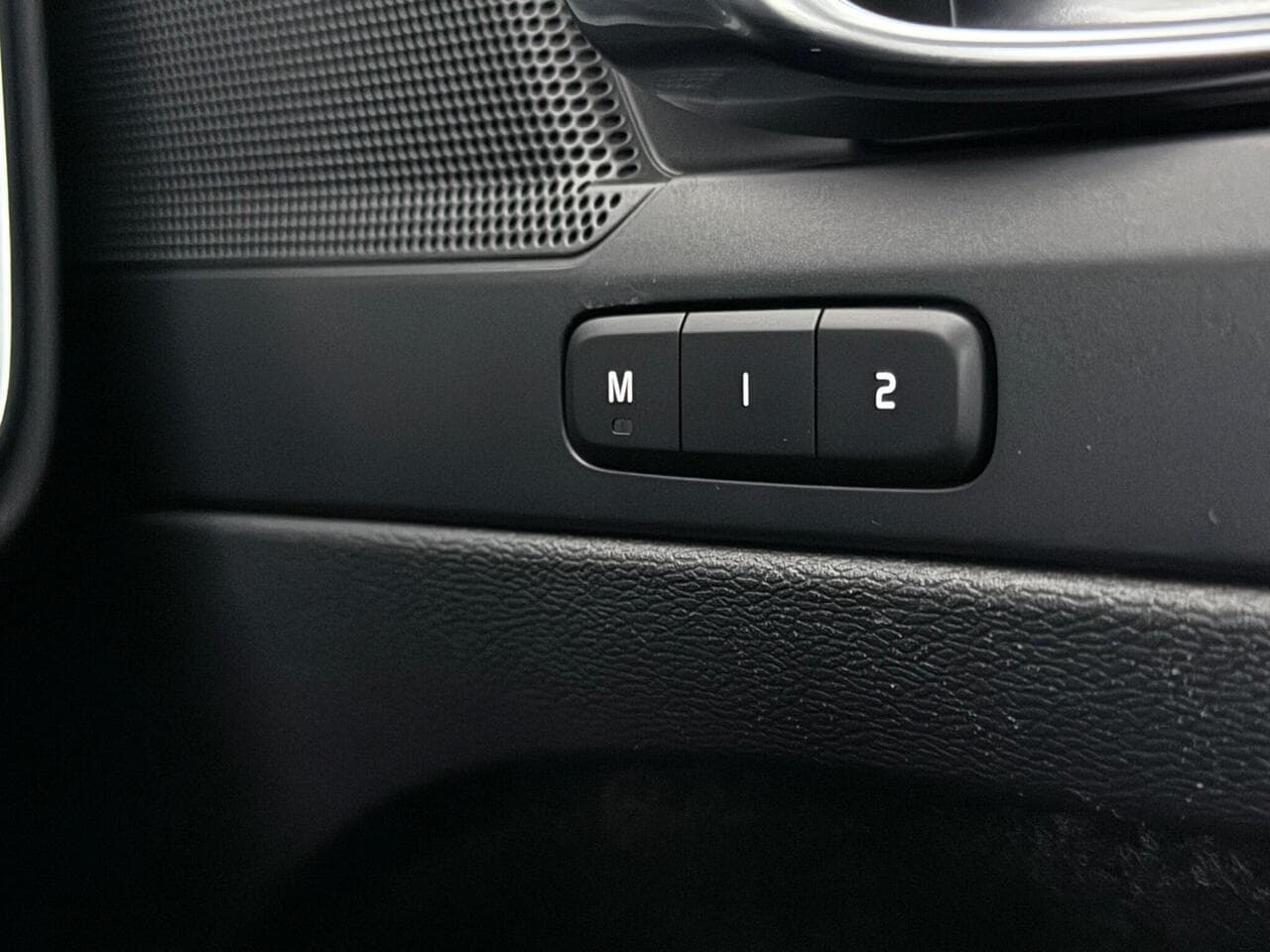 Volvo XC40 thumbnail Misc Controls
